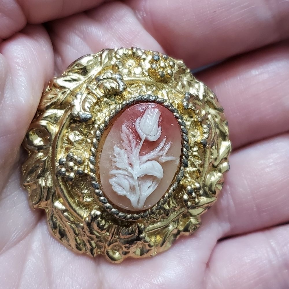Vintage gold tone oval pink cameo brooch